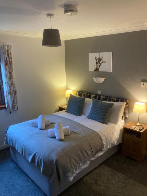 una camera da letto con un letto e due asciugamani di Highland Croft B&B a Onich