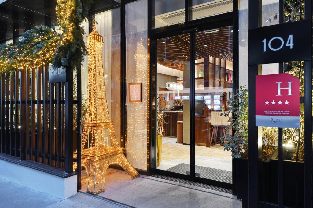 una tienda frente con una torre Eiffel en la ventana en CARD Hôtel en París