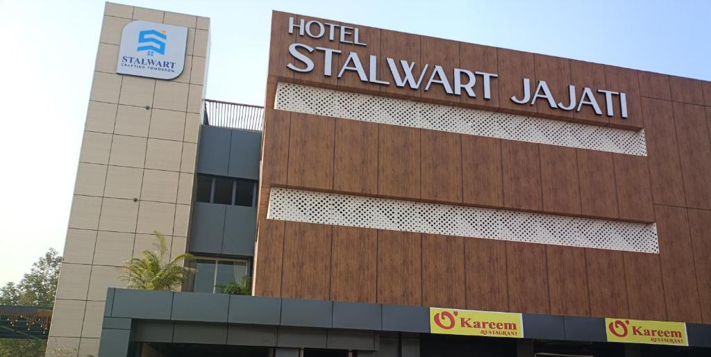布巴內斯瓦爾的住宿－Hotel Stalwart Jajati，建筑一侧的酒店标志