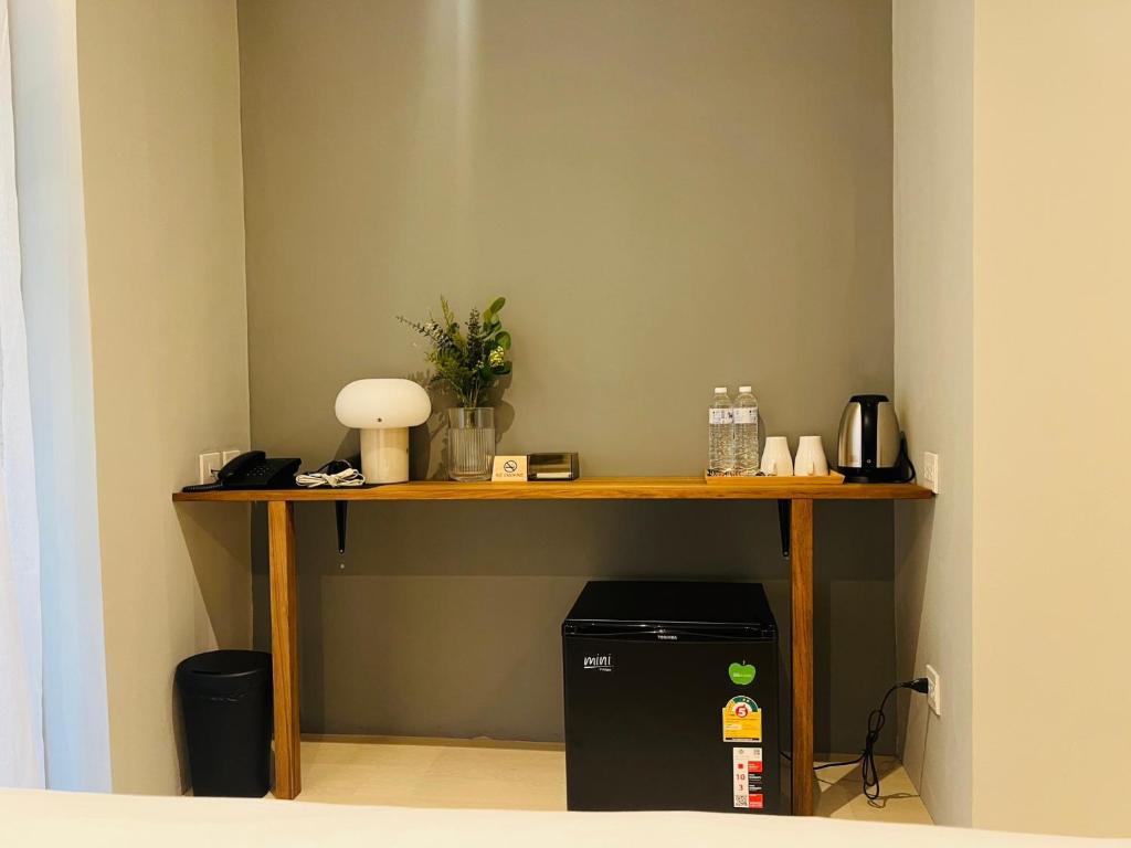 Příslušenství pro přípravu čaje a kávy v ubytování Woodstory Boutique Hotel