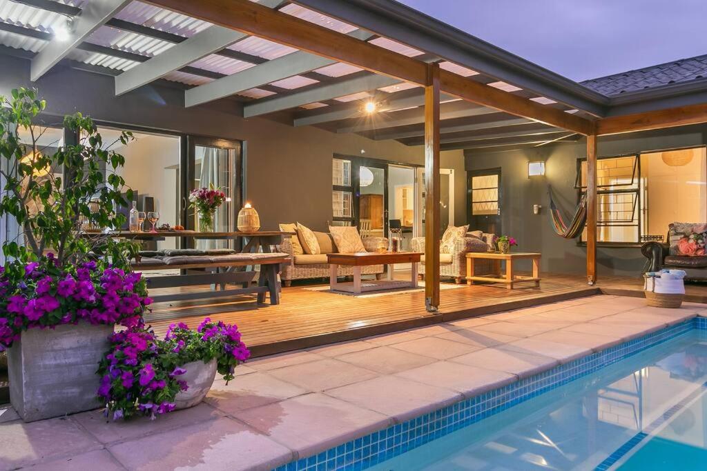 una casa con piscina e patio di Hot Tub Haven - Back up electricity Plett a Plettenberg Bay