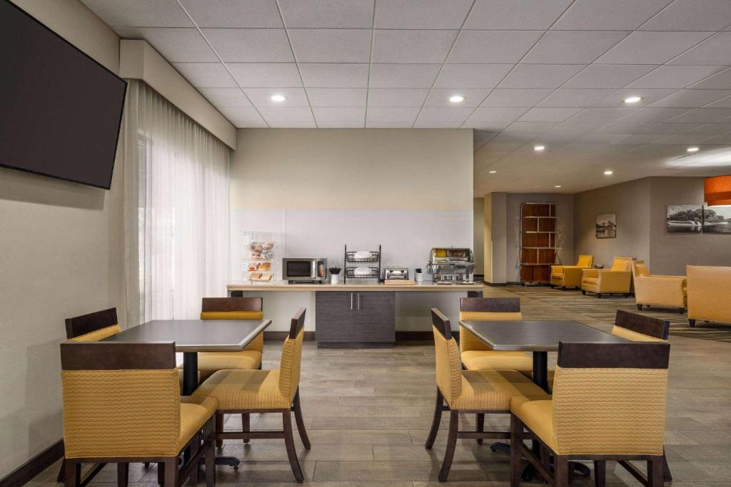 AmericInn by Wyndham Rochester Near Mayo Clinic photo
