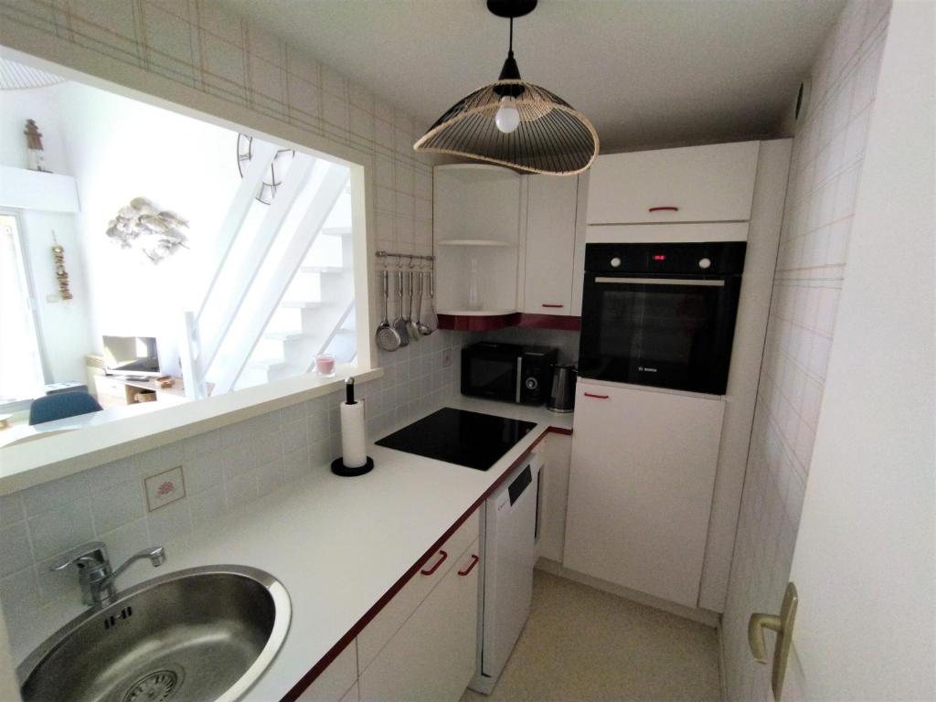 Kuchyňa alebo kuchynka v ubytovaní Charmant Duplex Quartier de la Chaume - 4 pers