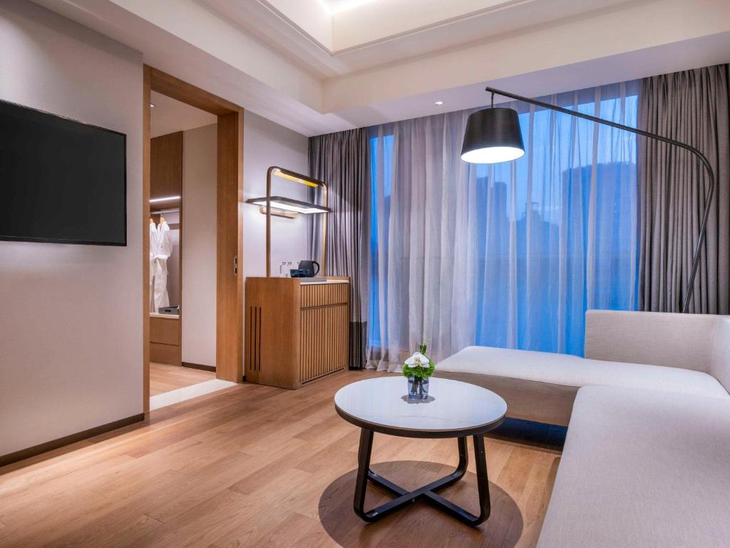 TV a/nebo společenská místnost v ubytování Novotel Shanghai JingAn