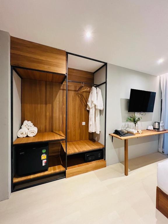TV a/nebo společenská místnost v ubytování Woodstory Boutique Hotel