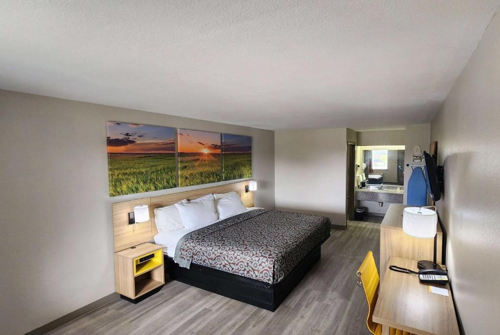 um quarto de hotel com uma cama e uma secretária em Days Inn Windcrest by Wyndham San Antonio em San Antonio