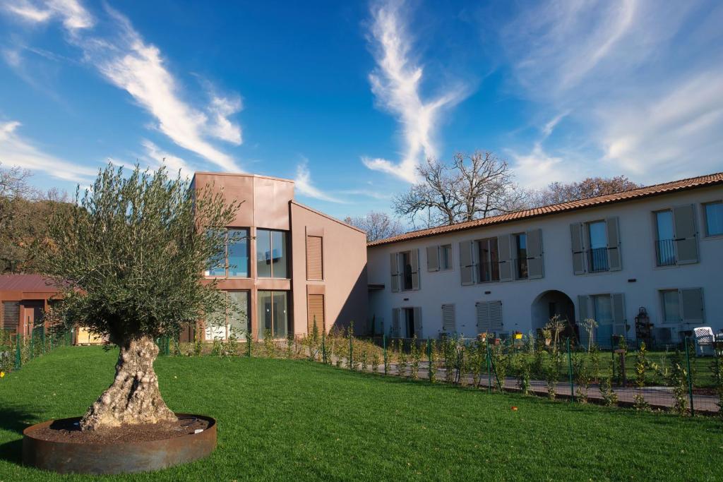 un edificio con un árbol delante de un edificio en Baciucco's Suite, en Perugia