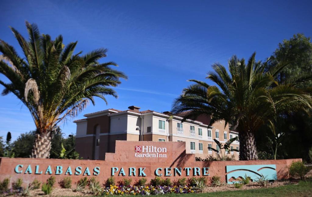 uma vista para o centro do parque Calabasas com palmeiras em Hilton Garden Inn Calabasas em Calabasas