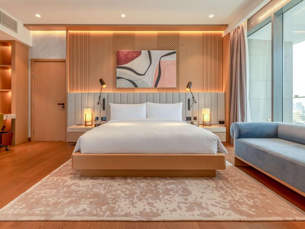 Postel nebo postele na pokoji v ubytování Rixos Premium Qetaifan Island North