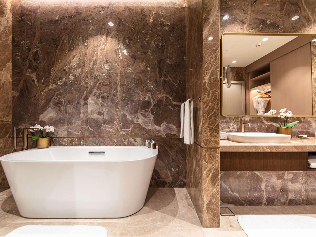 Koupelna v ubytování Rixos Premium Qetaifan Island North