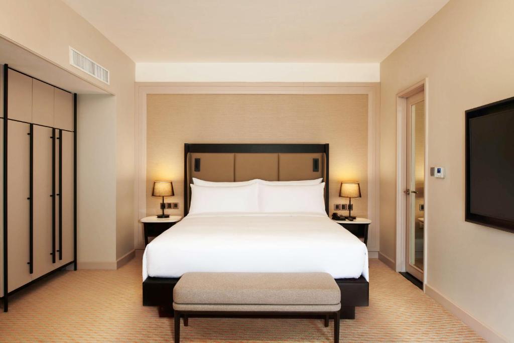 Postel nebo postele na pokoji v ubytování Hilton Kuching Hotel