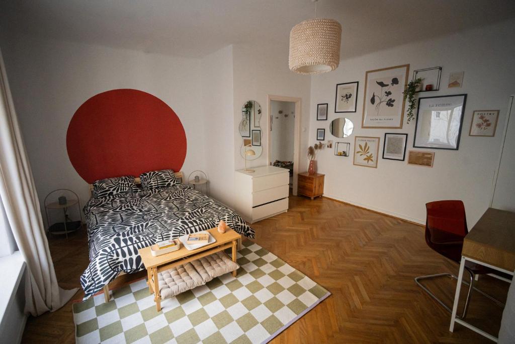 Giường trong phòng chung tại Studio 18 Powiśle
