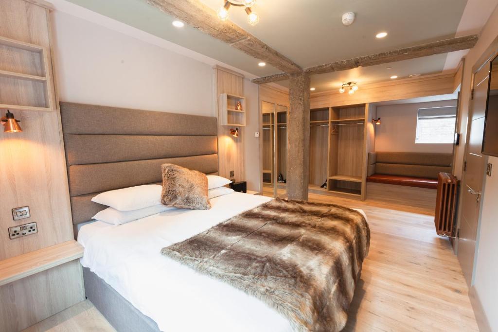 Postel nebo postele na pokoji v ubytování Clarendon Suites