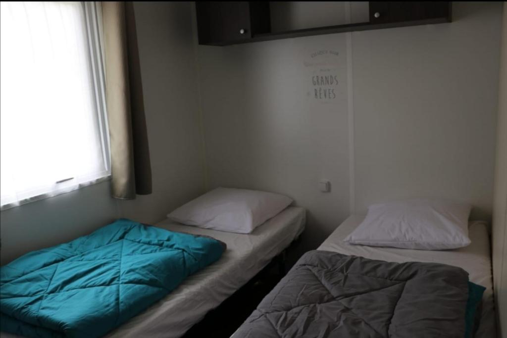 Katil atau katil-katil dalam bilik di Mobil home du soleil - Sud Biscarosse Les Dunes de Contis