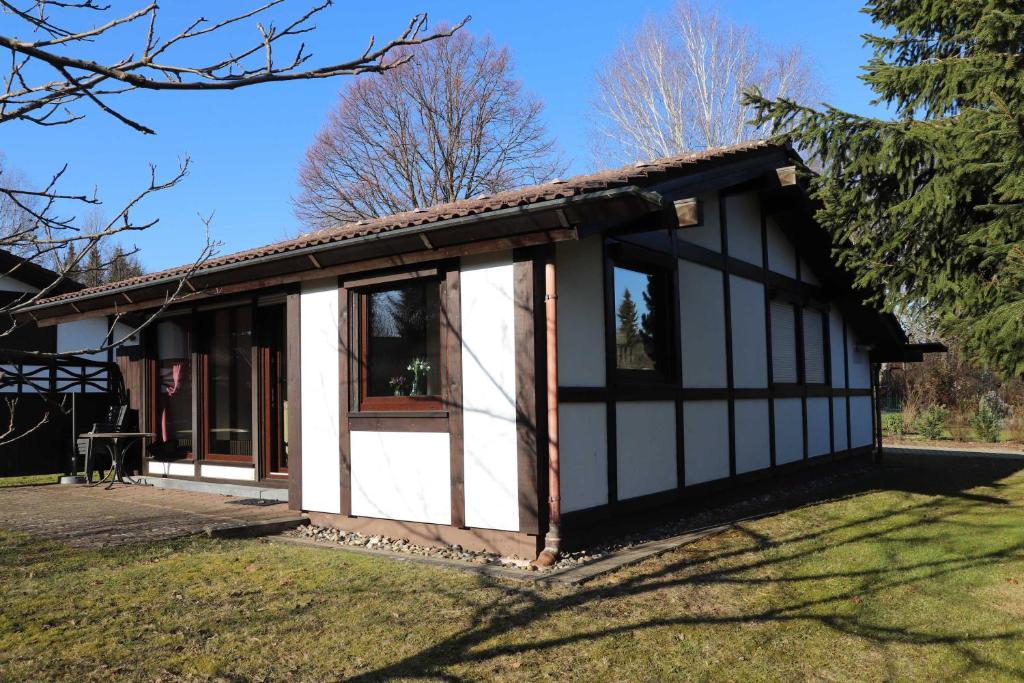 ein Haus mit einer weißen und schwarzen Fassade in der Unterkunft Ferienhaus Scout Paradiesecke 179 in Waldbrunn