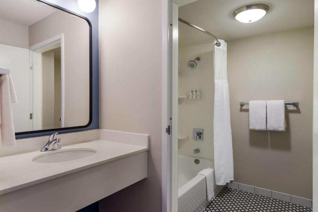 Sonesta Select San Francisco Airport Oyster Point Waterfront photo
