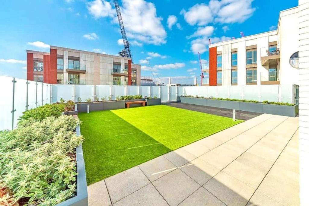 a garden on the roof of a building with grass at Unique 3BR 3BATH Townhouse Duplex SmartHome in London