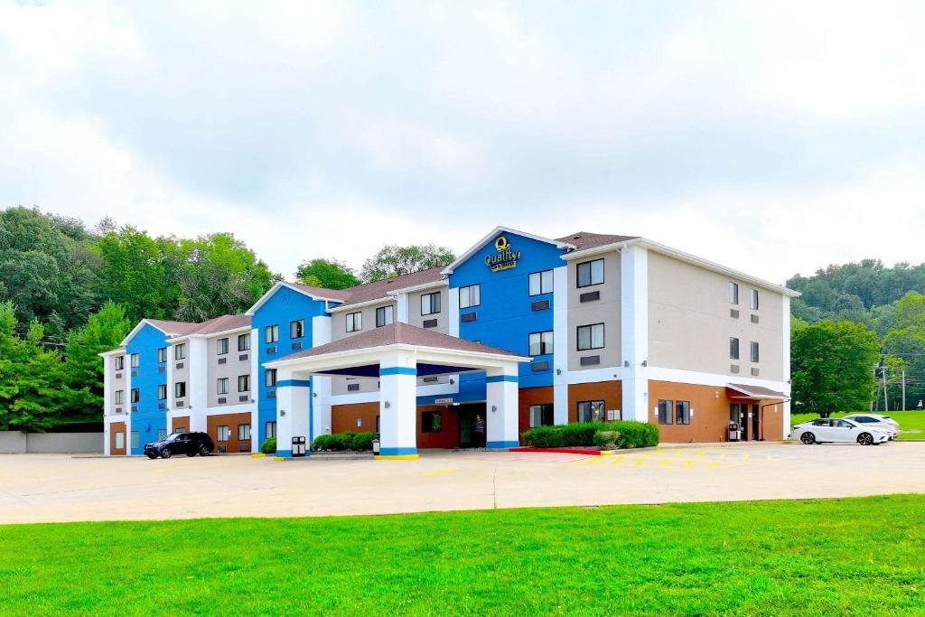 un hotel con un edificio azul y blanco en Quality Inn & Suites Caseyville - St Louis, en Caseyville