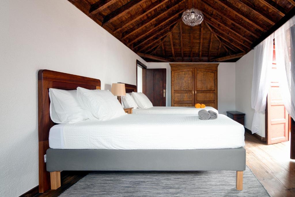 a bedroom with a large bed with white sheets at Casa Emblemática Isabel in Santa Cruz de la Palma