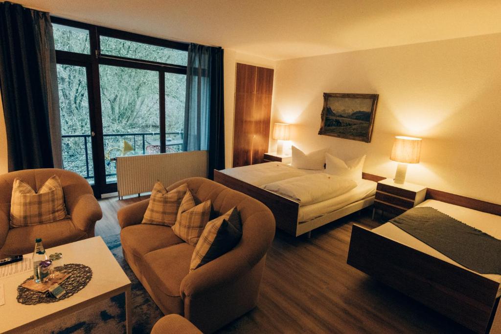 Postel nebo postele na pokoji v ubytování Gasthof Hotel zur Post