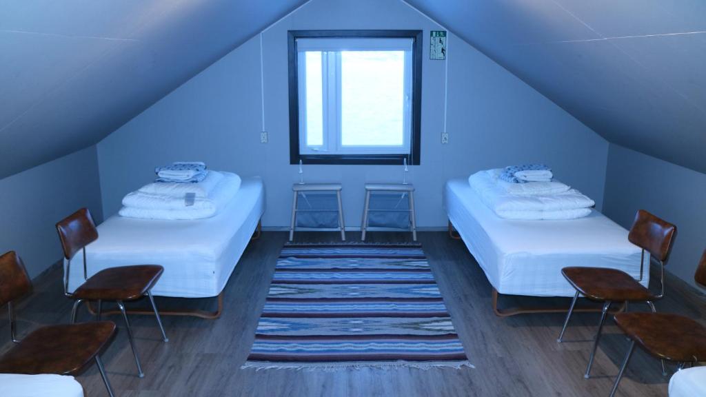Katil atau katil-katil dalam bilik di Tangahús Guesthouse