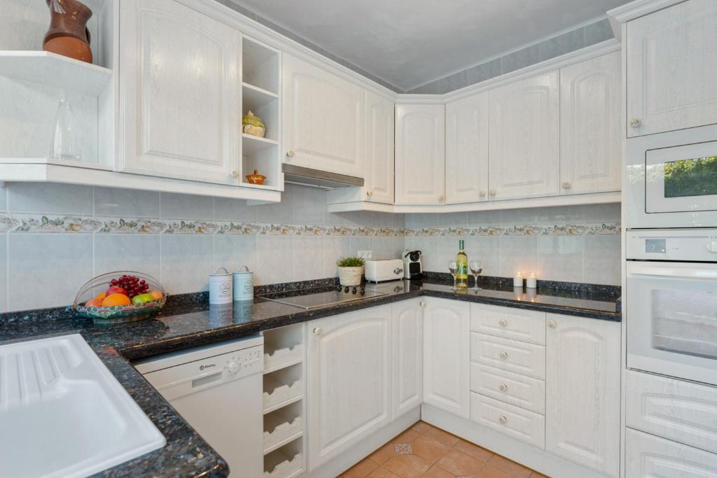 A kitchen or kitchenette at Villa Anais - PlusHolidays