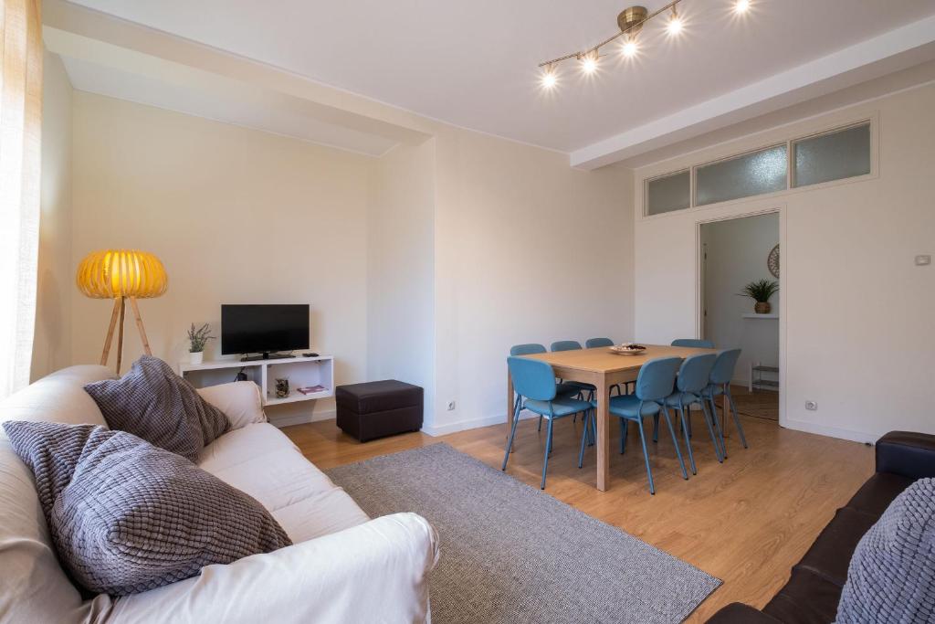 uma sala de estar com um sofá e uma mesa em 53 Urban Place em Ponta Delgada