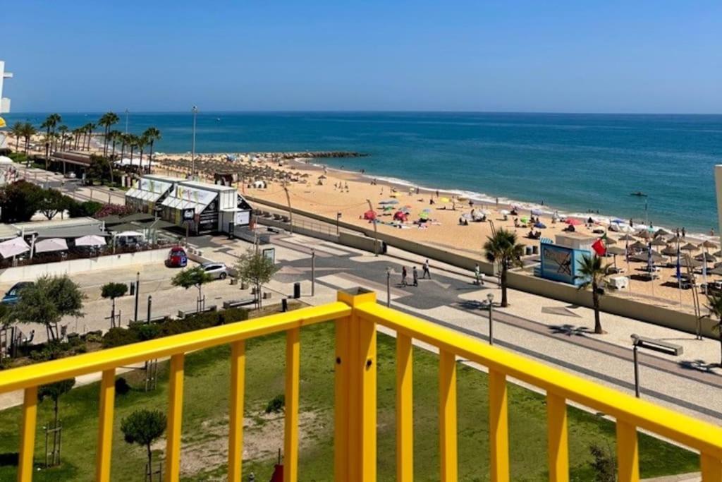 クアルテイラにあるTOM's House - T2 Sea Viewのバルコニーからビーチと海の景色を望めます。