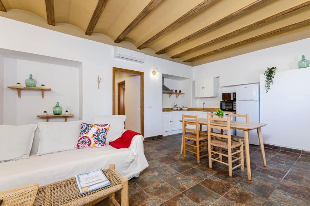 een woonkamer met een bank en een tafel bij Agroturismo El Limonar 2, YourHouse in Inca