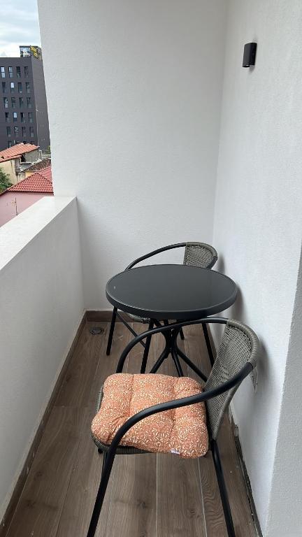 un tavolo e 2 sedie seduti su un balcone di Tirana Center Hideaway a Tirana