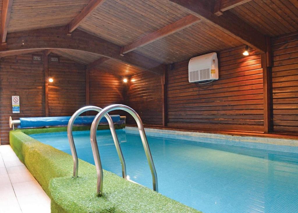 uma piscina interior com piscina em Brookside Leisure Park em Chirk