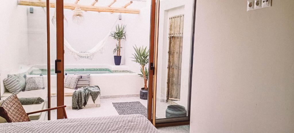 Pokój z lustrem i wanną w obiekcie Ronda City Wall Apartments with Private Pool w mieście Ronda