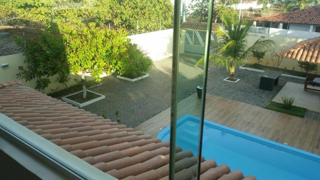 vistas a la piscina desde el techo de una casa en Casa para Carnaval coruripe c/ piscina perto da praia en Coruripe