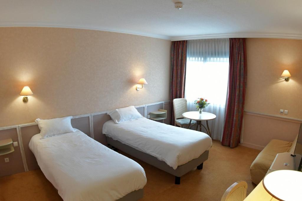 Logis Lyon Est Porte de l'Ain - Standard Twin Room With Sofa