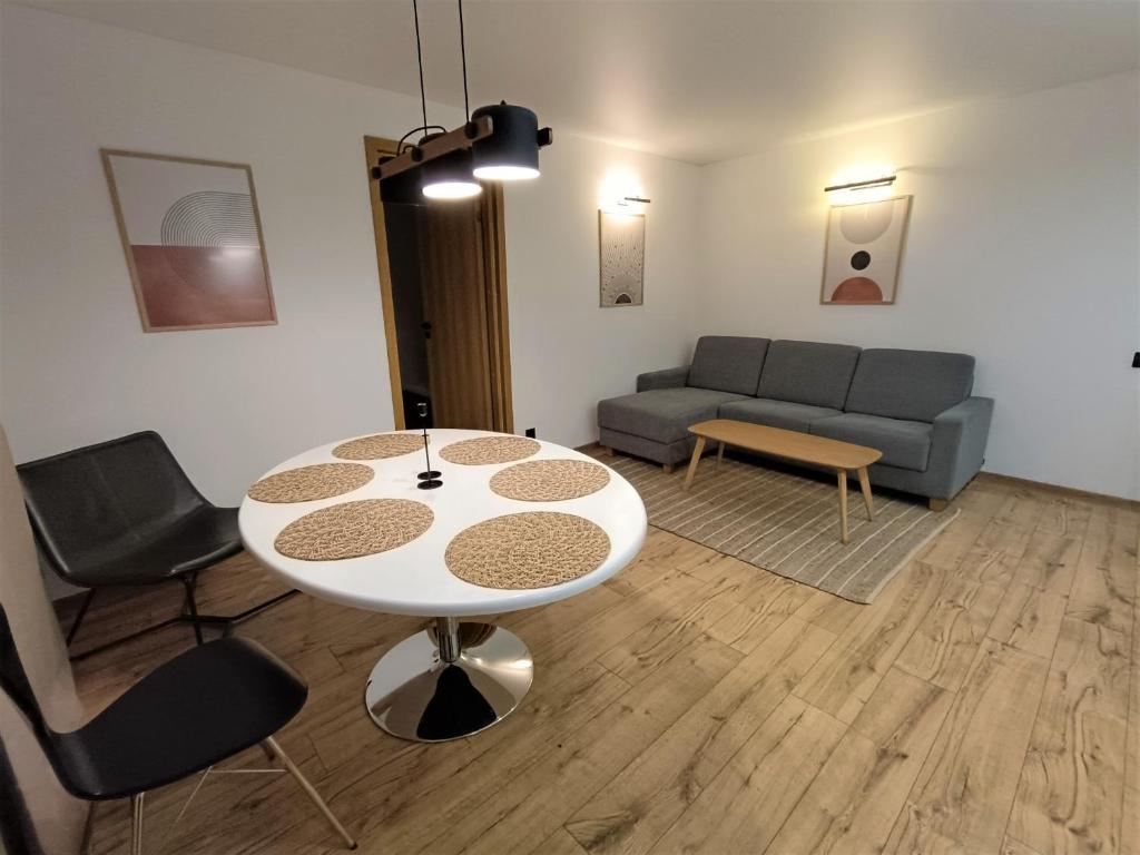 sala de estar con mesa y sofá en Jõhvi Home en Jõhvi