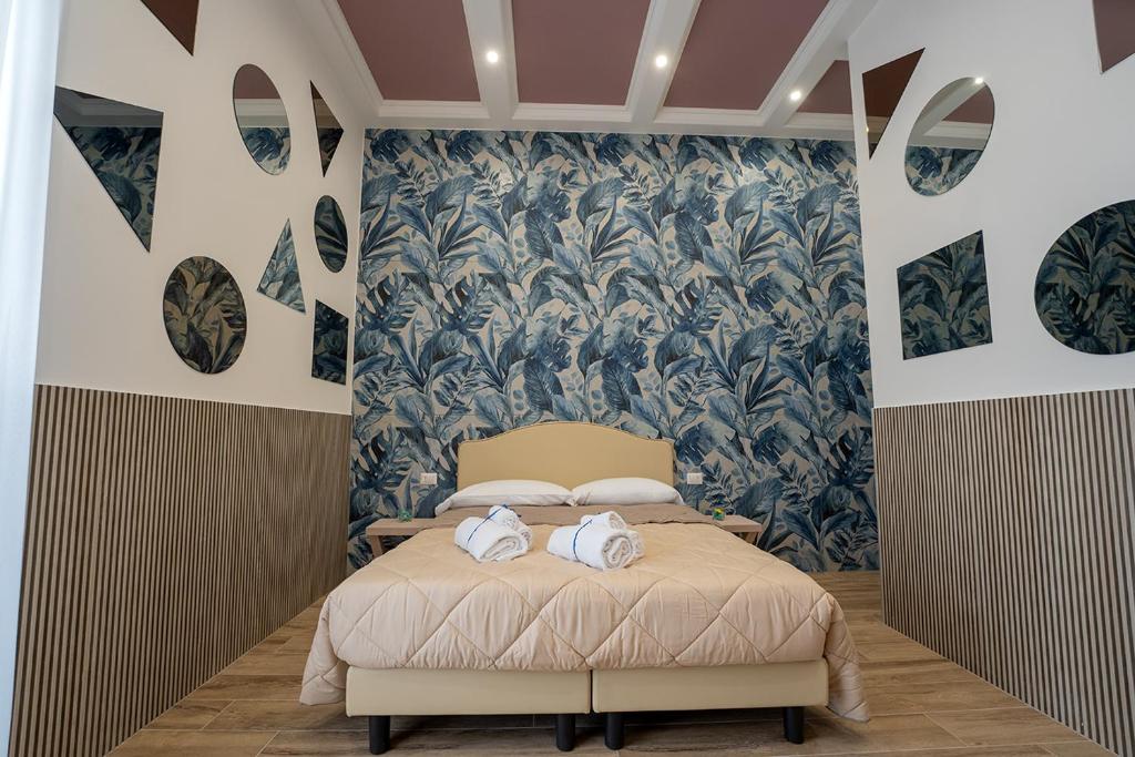 Postel nebo postele na pokoji v ubytování GreRos H. Rooms Napoli Centro by Clapa Group Dislocated Hospitality