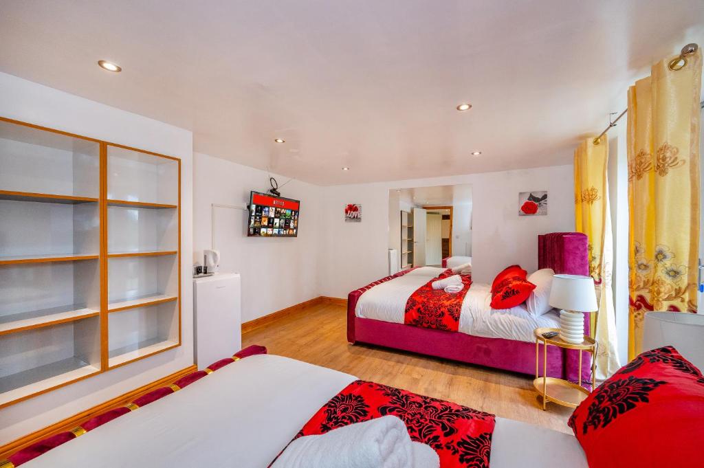 1 dormitorio con 2 camas y ventana en *RE98BL* For your most relaxed & Cosy stay + Free Parking + Free Fast WiFi *, en Farnley