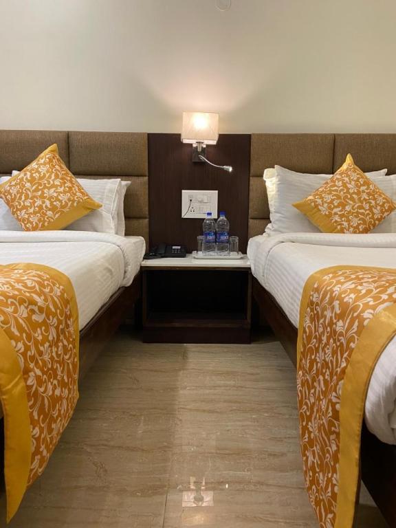 Postel nebo postele na pokoji v ubytování Le Shiv Executive Suite