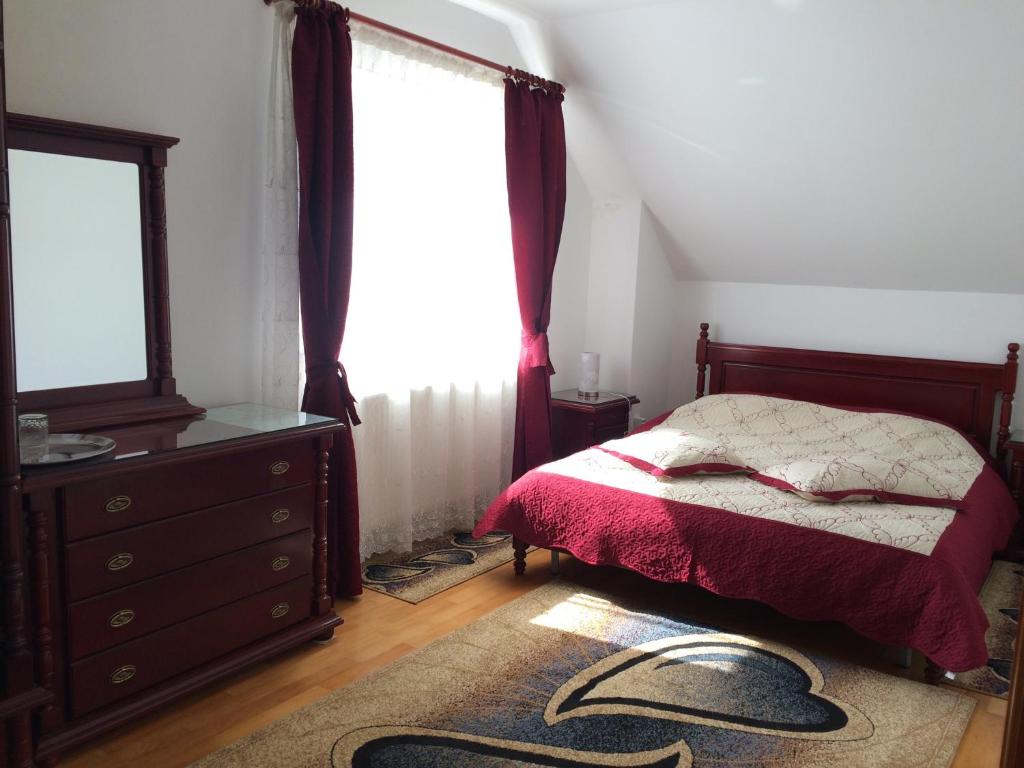 コルベニにあるVilla Vivianneのベッドルーム1室(ベッド1台、ドレッサー、窓付)