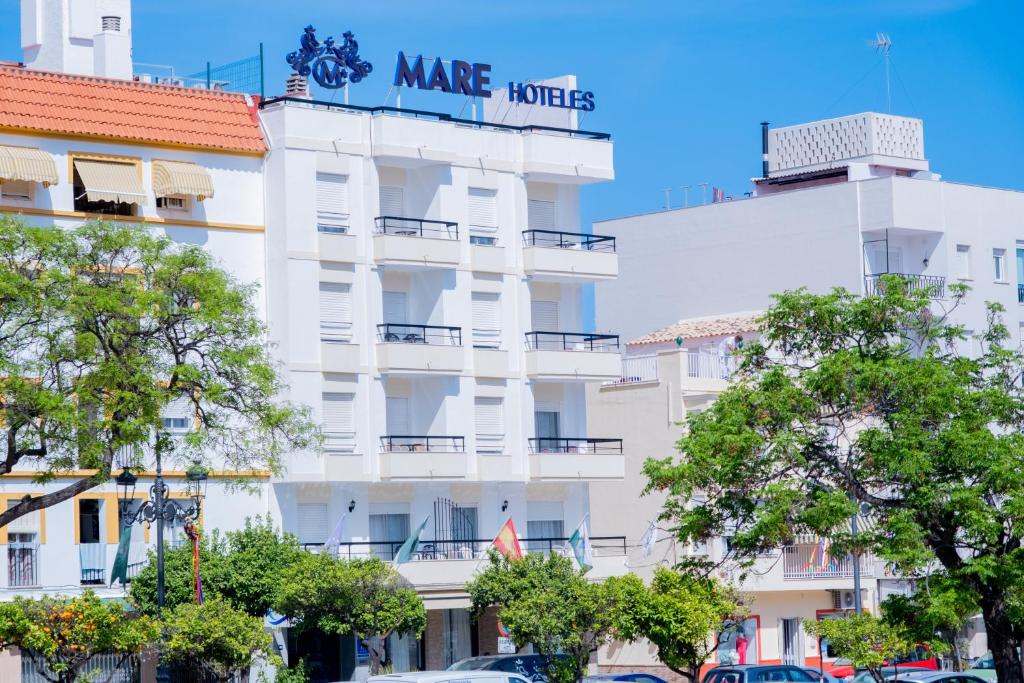 un edificio blanco con un cartel. en Mare Estepona Hotel, en Estepona