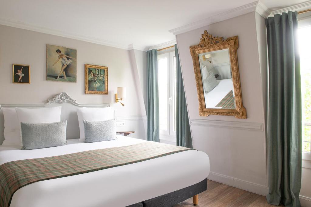 - une chambre d'hôtel avec un lit et un miroir dans l'établissement Hôtel De La Porte Dorée, à Paris