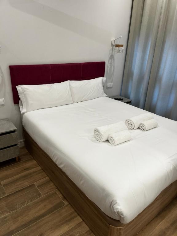 a bed with two towels on top of it at Exyca Méndez Álvaro in Madrid