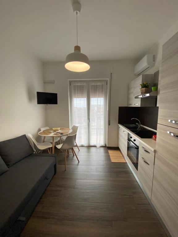 un soggiorno con un divano e un tavolo di Allen apartments a Siracusa