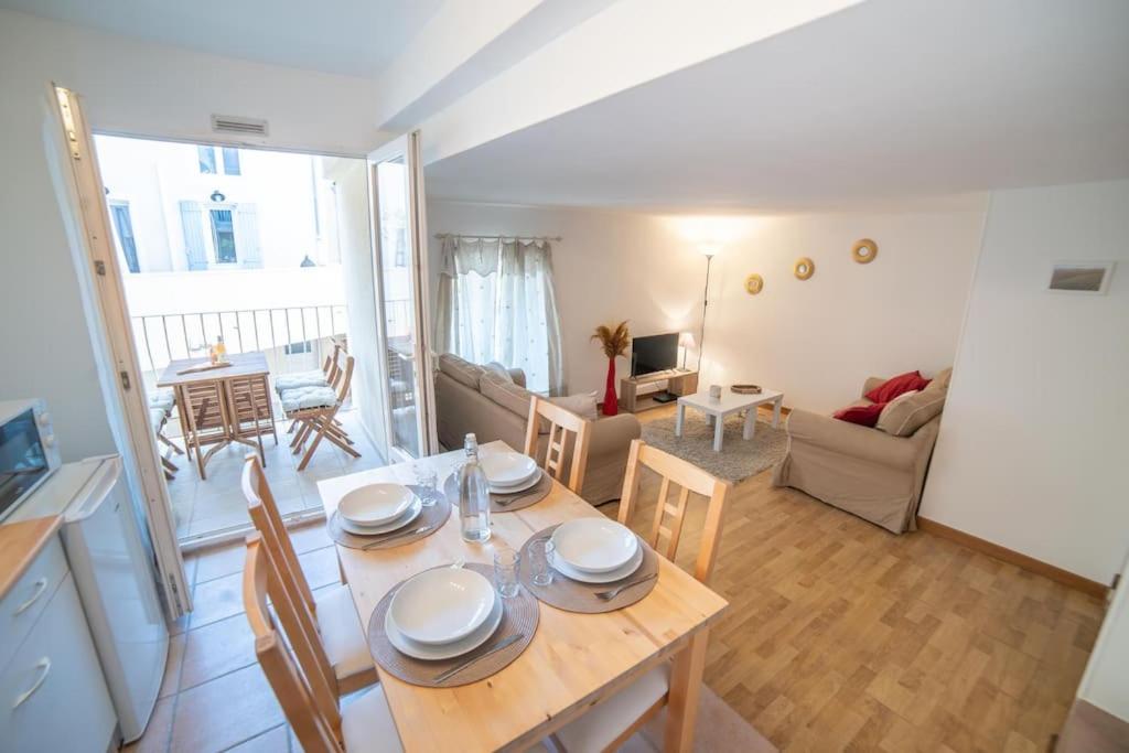 a kitchen and living room with a table and chairs at L'évasion de Bedoin, appartement in Bédoin