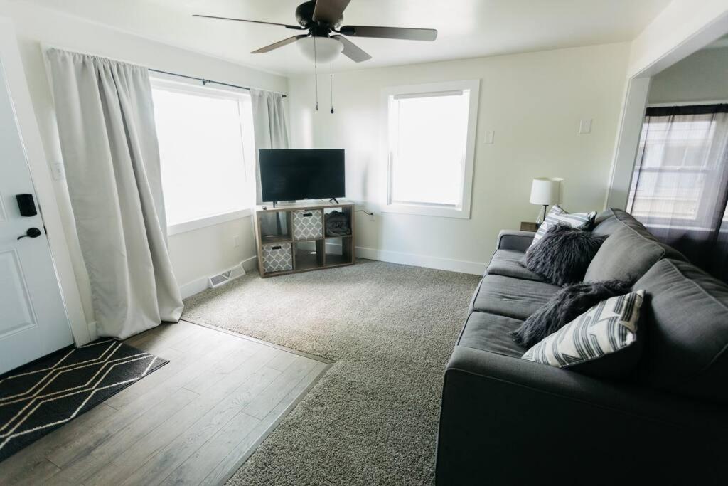 TV at/o entertainment center sa Great Location in Dayton! Updated 1 bedroom/bath.