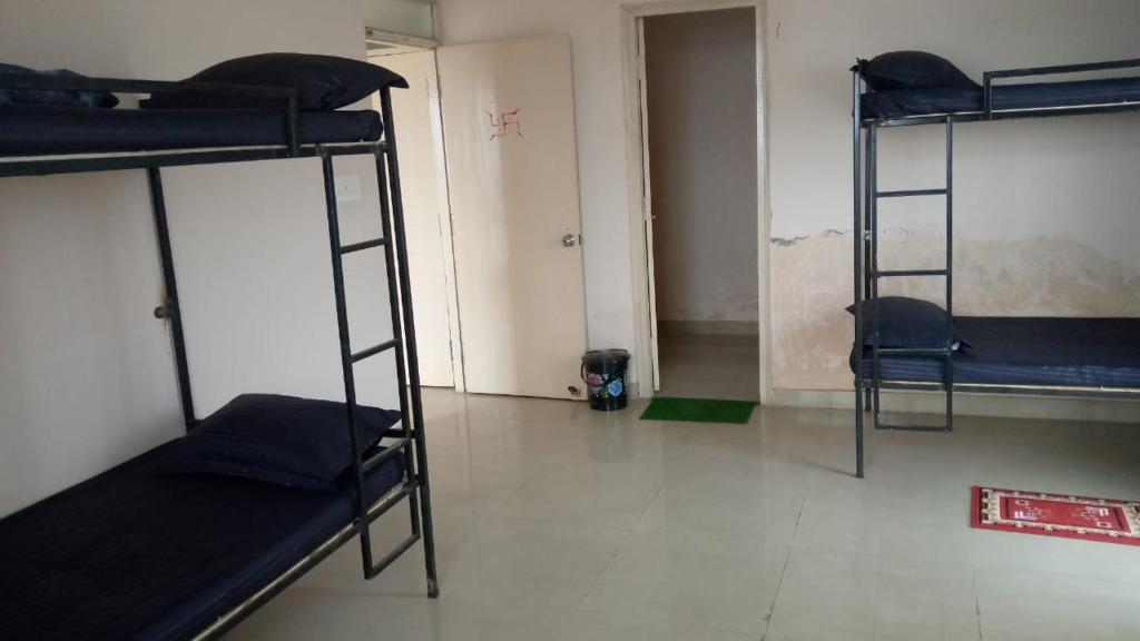 Bayweaver nests homestay in Royal plaza 905 tesisinde bir ranza yatağı veya ranza yatakları