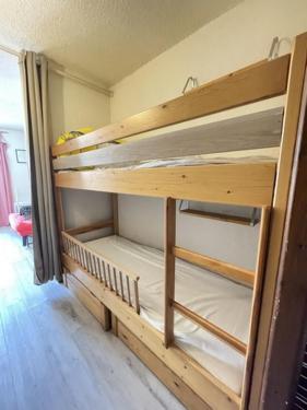 an empty bunk bed in a room at Appartement risoul, 1 pièce , 4 personnes in Risoul