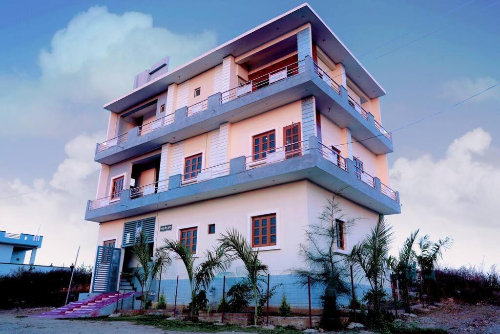 un edificio con balcón en la parte superior en Bhagora CJMA Home Stay/Villa, en Udaipur