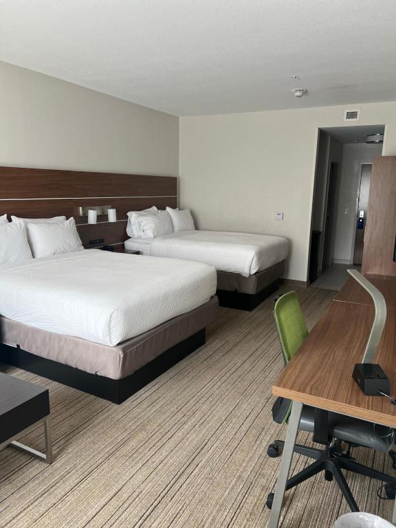 Postel nebo postele na pokoji v ubytování Holiday Inn Express & Suites Mobile - University Area by IHG