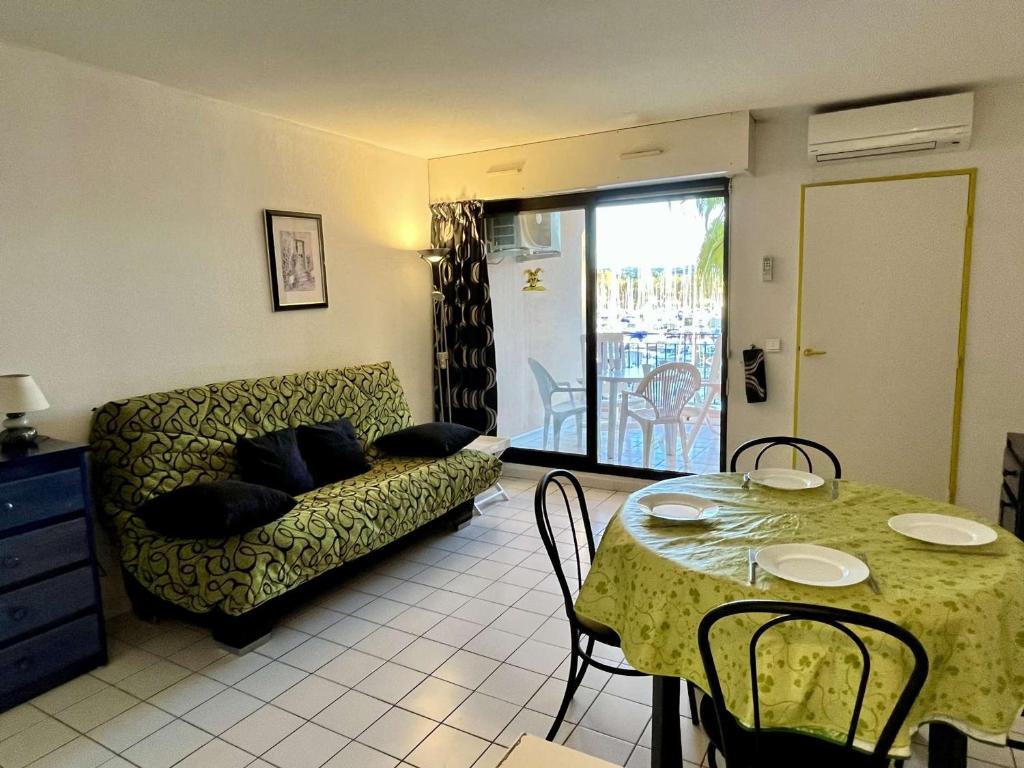 un salon avec un canapé et une table dans l'établissement Studio cabine 4 pers, parking, clim, proche plage - FR-1-225-457, à Argelès-sur-Mer